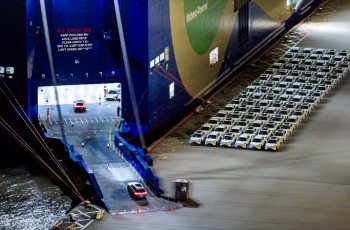 新华出版社发布「2025年度瞬间」三张图看懂中国汽车这一年的韧性发展